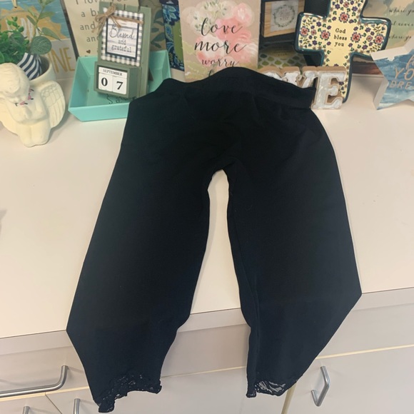 5 for $25- Body-wear by Bali size small - Picture 9 of 10